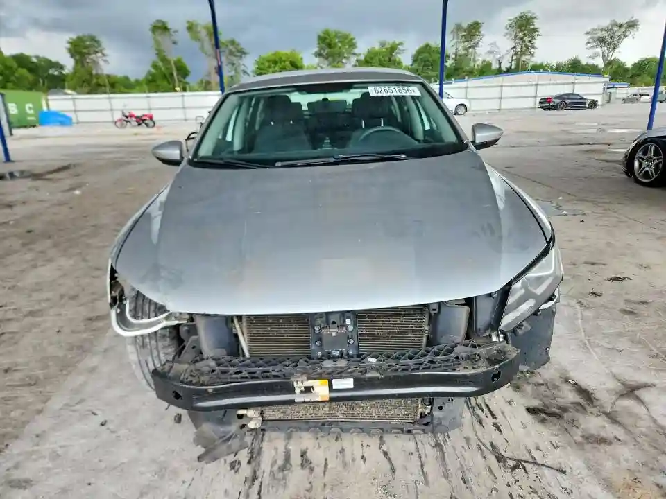 1VWAT7A38HC072701 2017 VOLKSWAGEN PASSAT-4