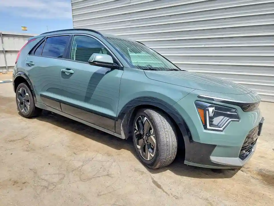 KNDCR3L12P5045575 2023 KIA NIRO-3