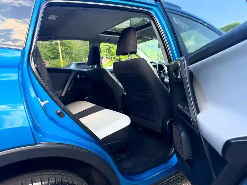 JTMRFREV2HJ168047 2017 TOYOTA RAV4-5