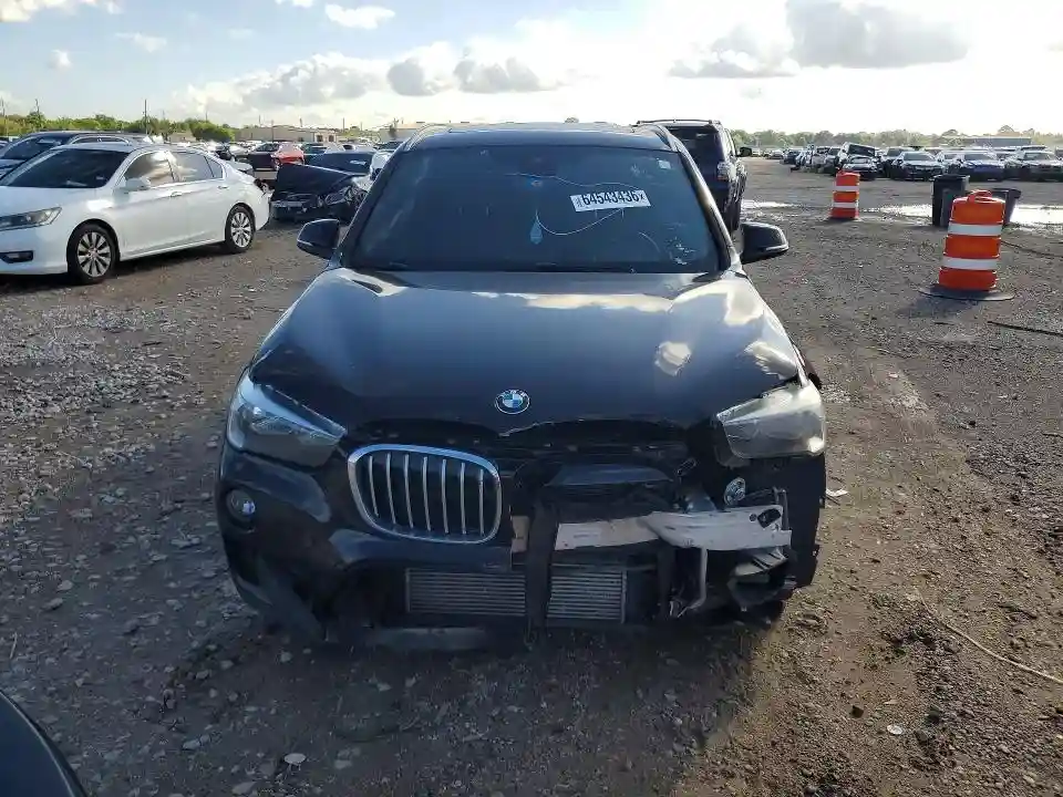 WBXHU7C52K5L10618 2019 BMW X1-4