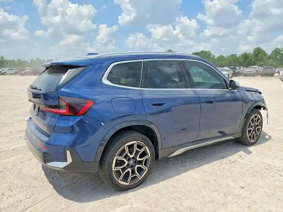 WBX73EF08R5Z06426 2024 BMW X1-2