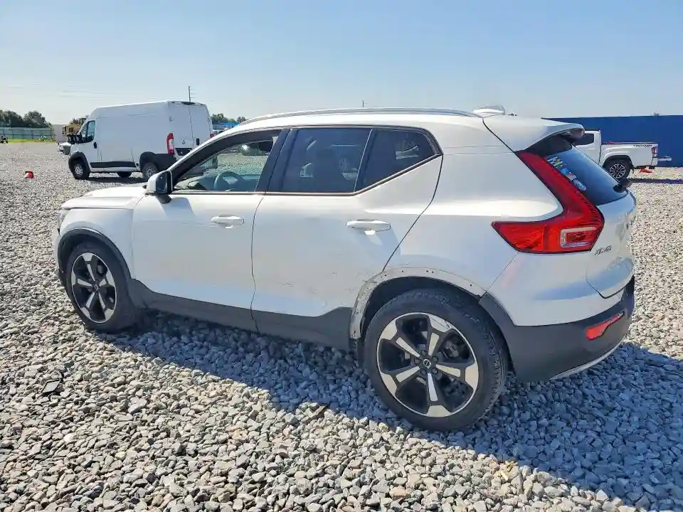 YV4162UKXN2640610 2022 VOLVO XC40-1