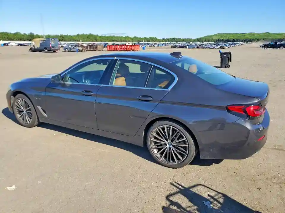 WBA33AG08NCJ73056 2022 BMW 5 SERIES-1