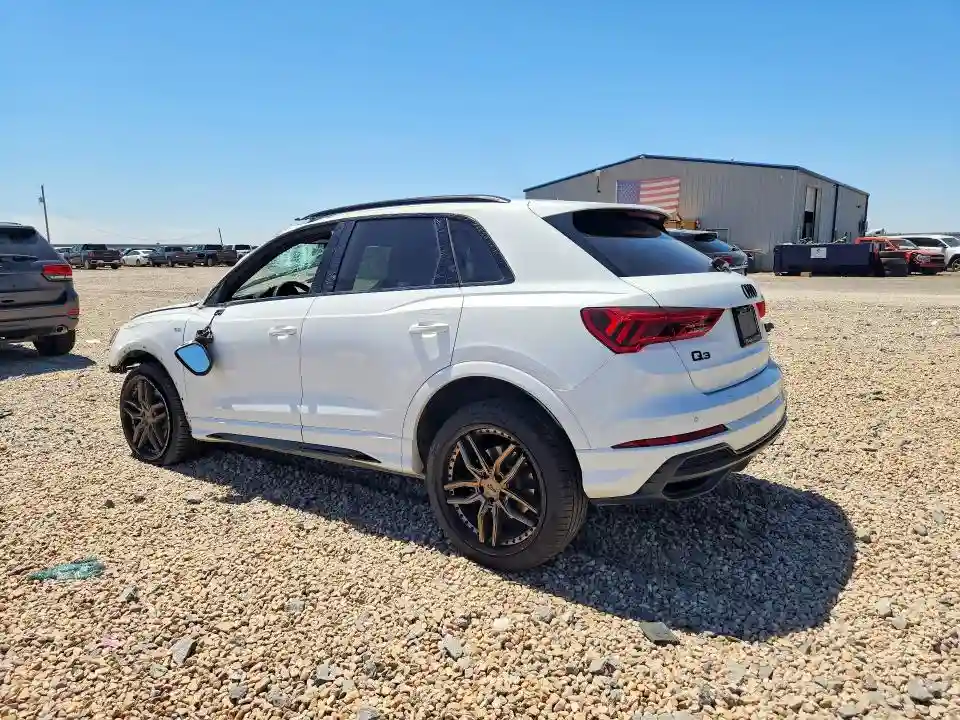 WA1DECF33M1138809 2021 AUDI Q3-1