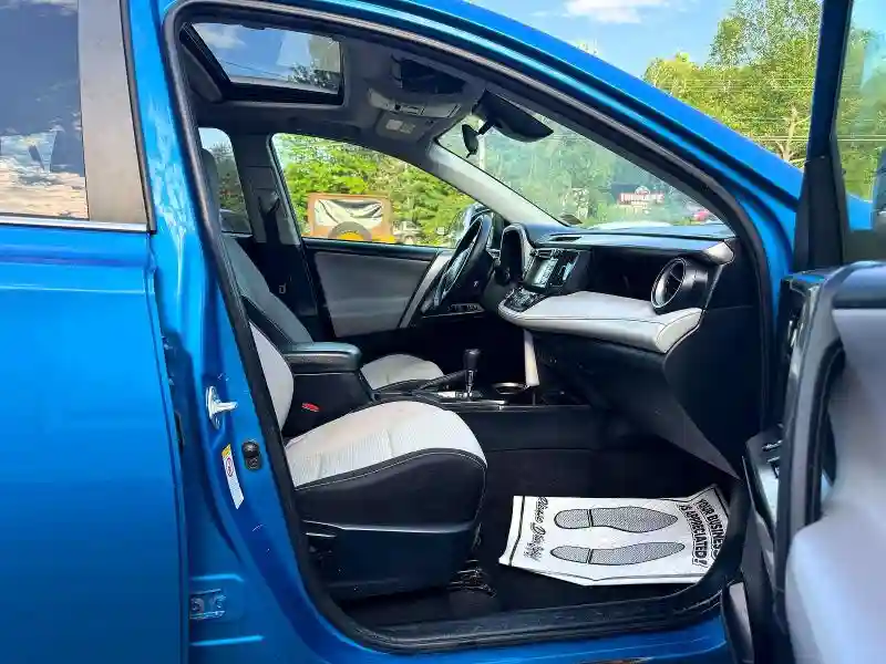 JTMRFREV2HJ168047 2017 TOYOTA RAV4-4