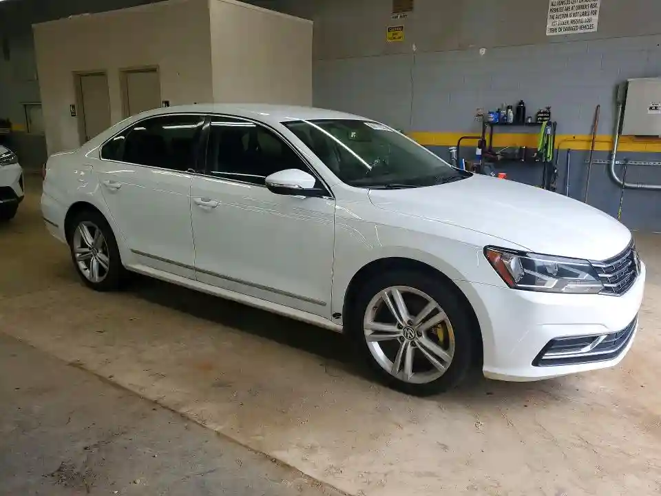 1VWAT7A39HC043868 2017 VOLKSWAGEN PASSAT-3