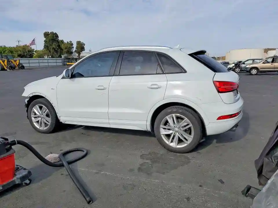 WA1BCCFS5JR005616 2018 AUDI Q3-1