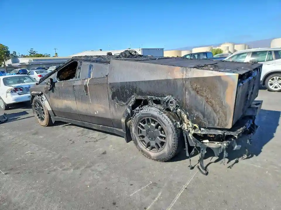 7G2CEHEE3RA000326 2024 TESLA CYBERTRUCK-1