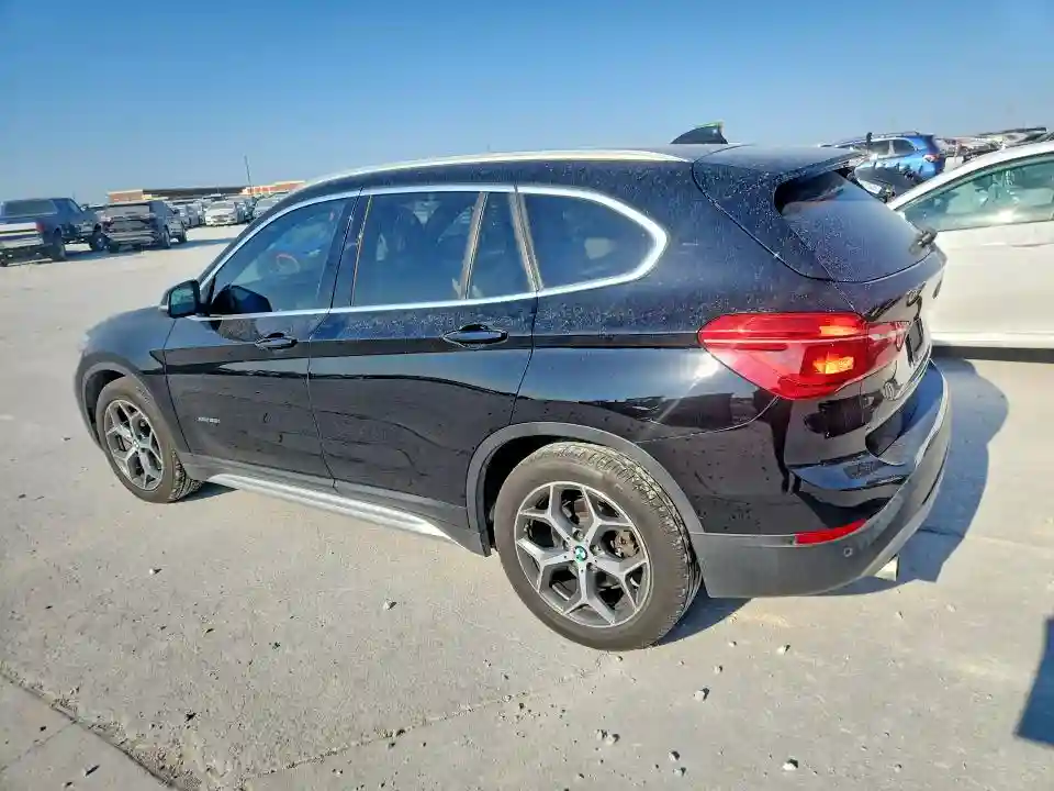 WBXHT3C38J5F91772 2018 BMW X1-1