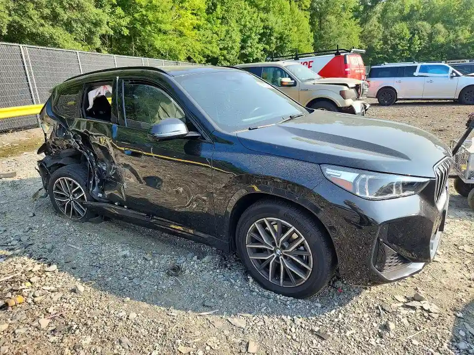 WBX73EF0XP5X32565 2023 BMW X1-3