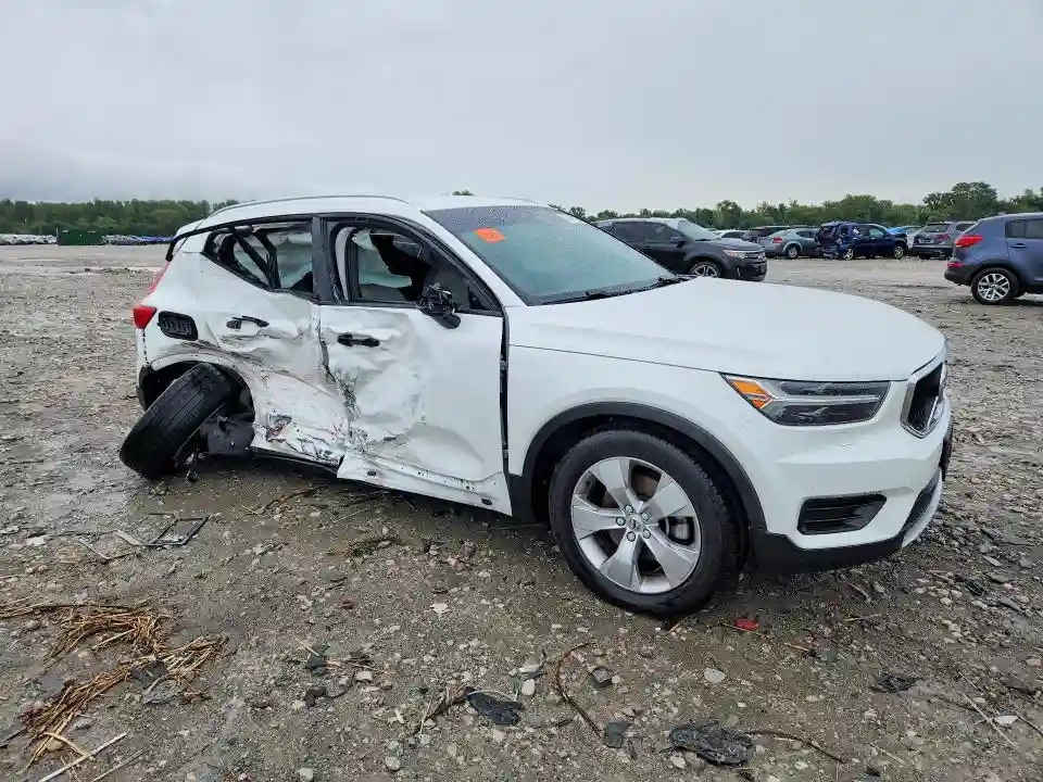 YV4162UK4N2750004 2022 VOLVO XC40-3