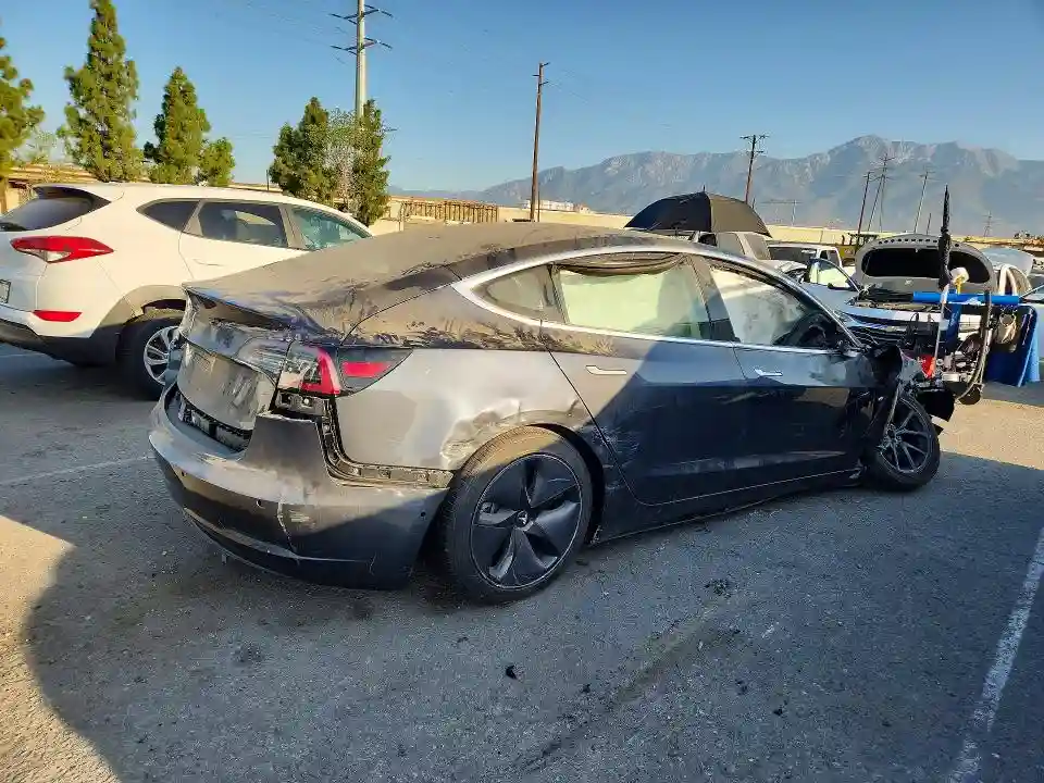 5YJ3E1EA3JF157661 2018 TESLA MODEL 3-2