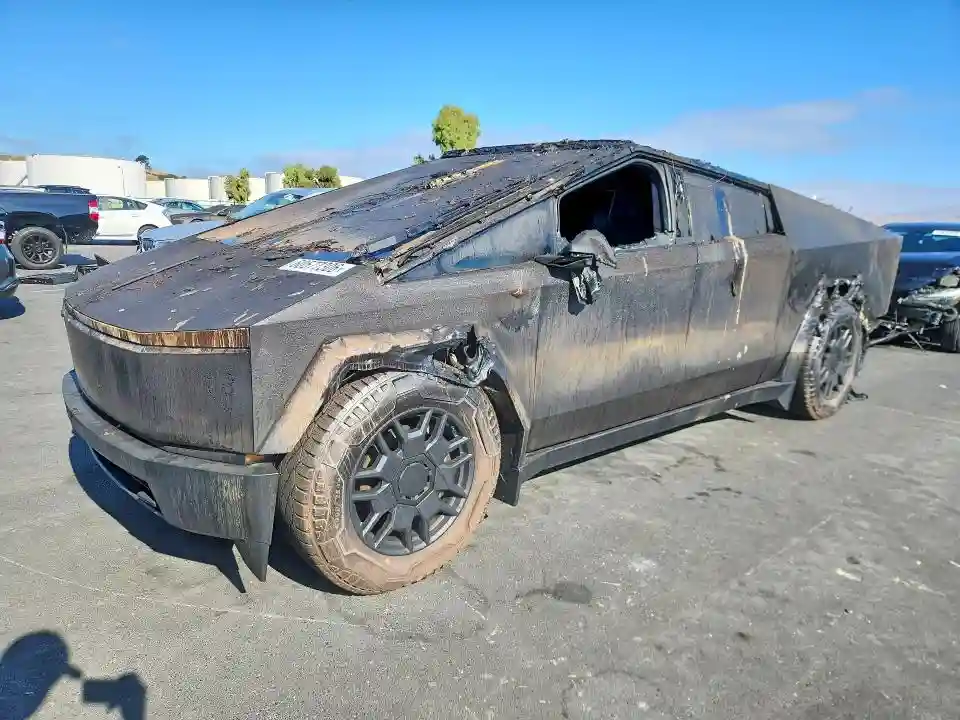 7G2CEHEE3RA000326 2024 TESLA CYBERTRUCK-0