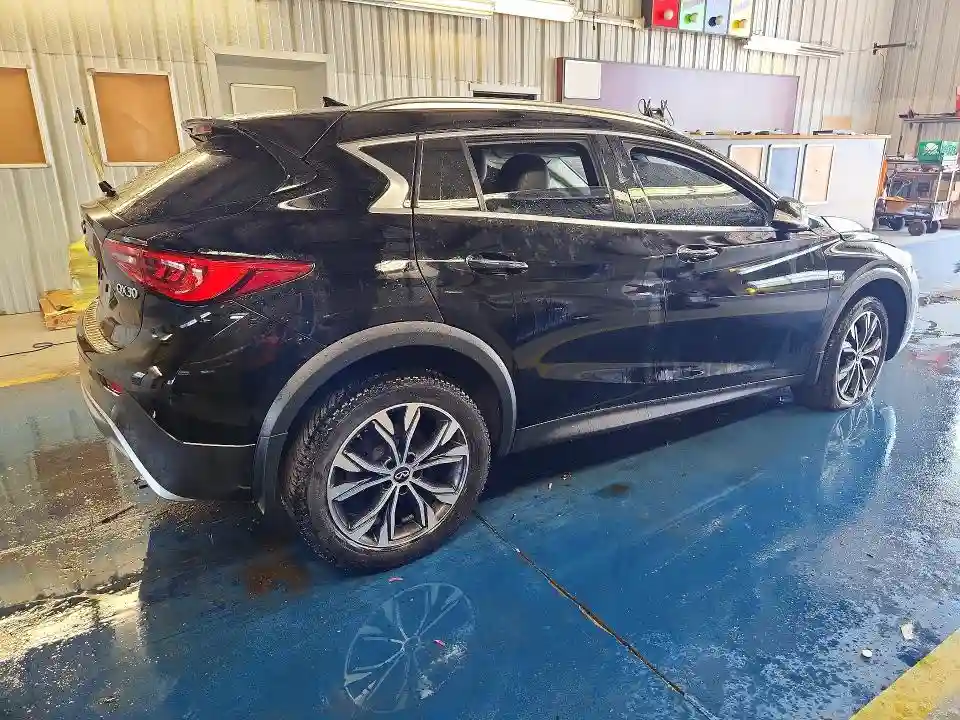 SJKCH5CR1JA052727 2018 INFINITI QX30 PREMI-2