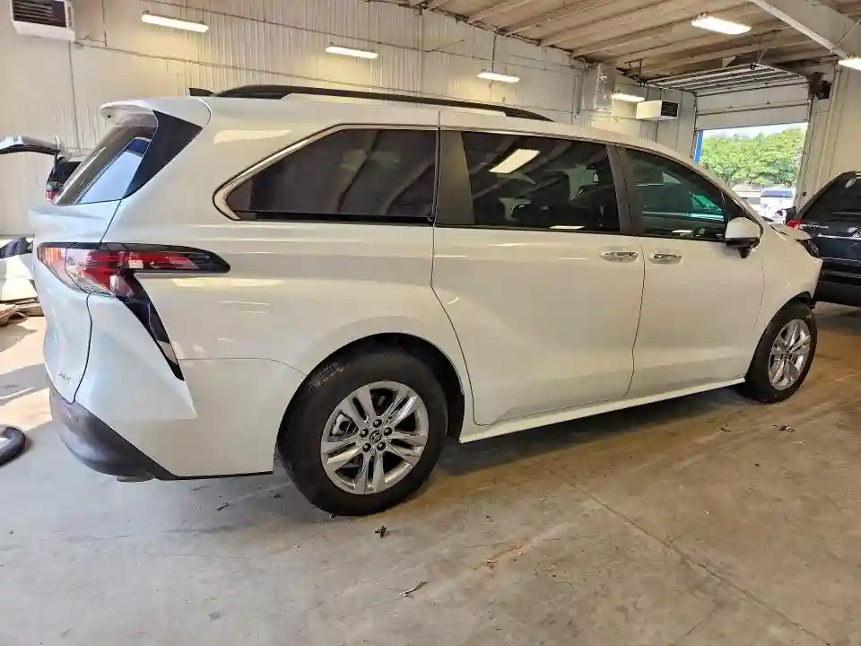 5TDYSKFC9TS246203 2026 TOYOTA SIENNA-2