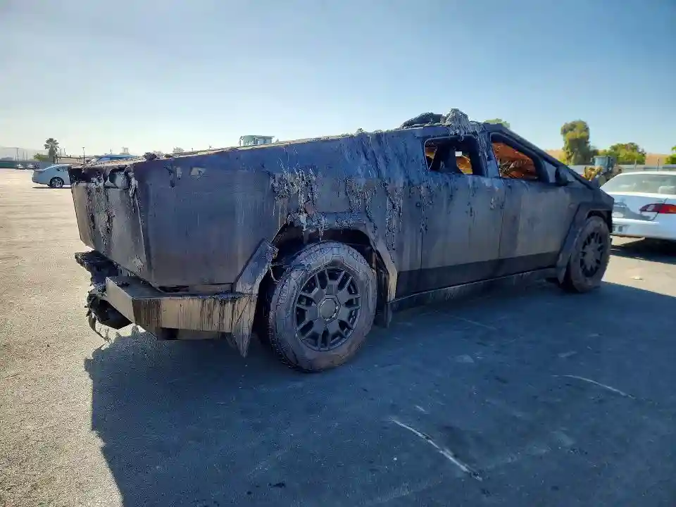 7G2CEHEE3RA000326 2024 TESLA CYBERTRUCK-2