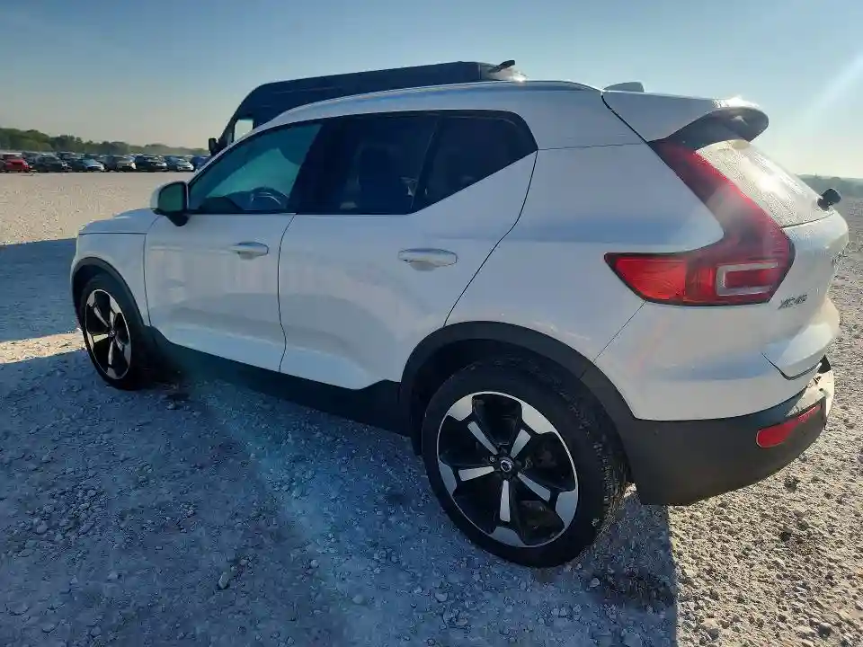 YV4162UK4K2111942 2019 VOLVO XC40-1