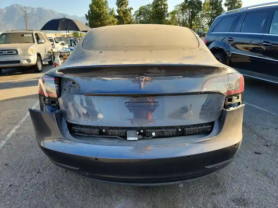 5YJ3E1EA3JF157661 2018 TESLA MODEL 3-5