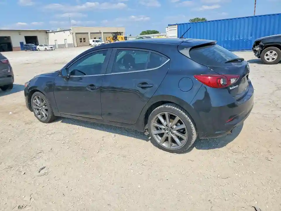 3MZBN1L37JM233925 2018 MAZDA 3-1
