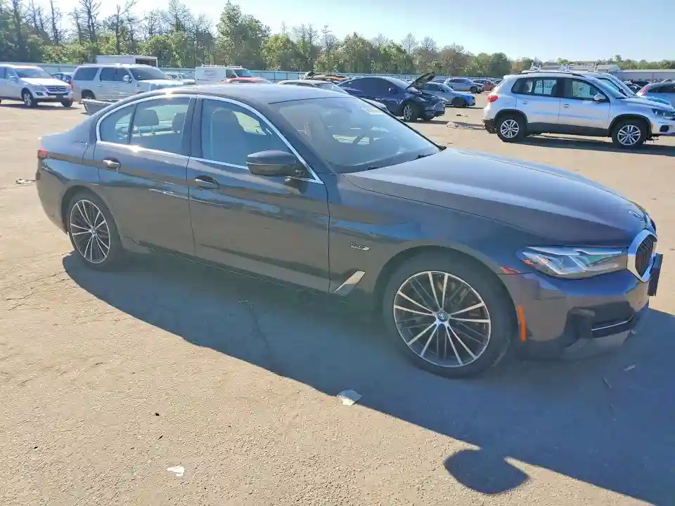 WBA33AG08NCJ73056 2022 BMW 5 SERIES-3