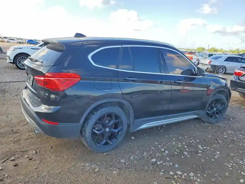 WBXHU7C52K5L10618 2019 BMW X1-2