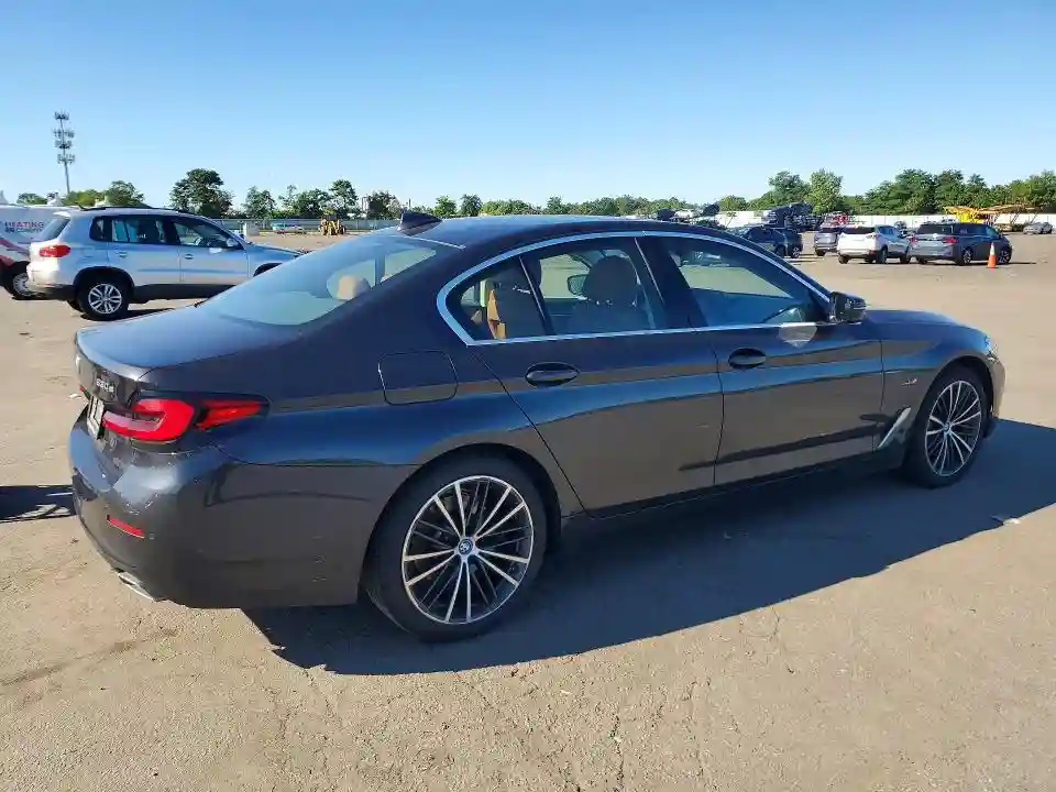 WBA33AG08NCJ73056 2022 BMW 5 SERIES-2