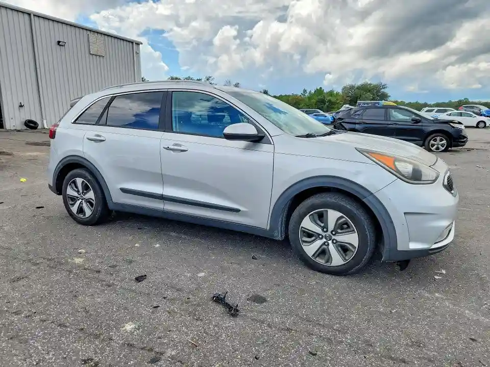 KNDCB3LC7H5074674 2017 KIA NIRO-3