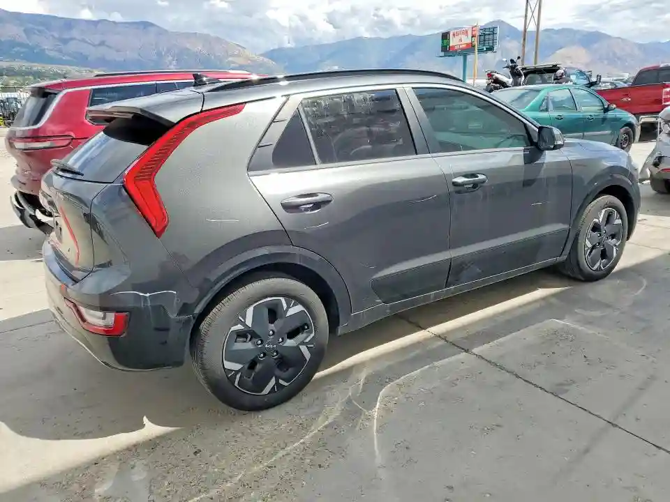 KNDCT3L17P5044827 2023 KIA NIRO-2