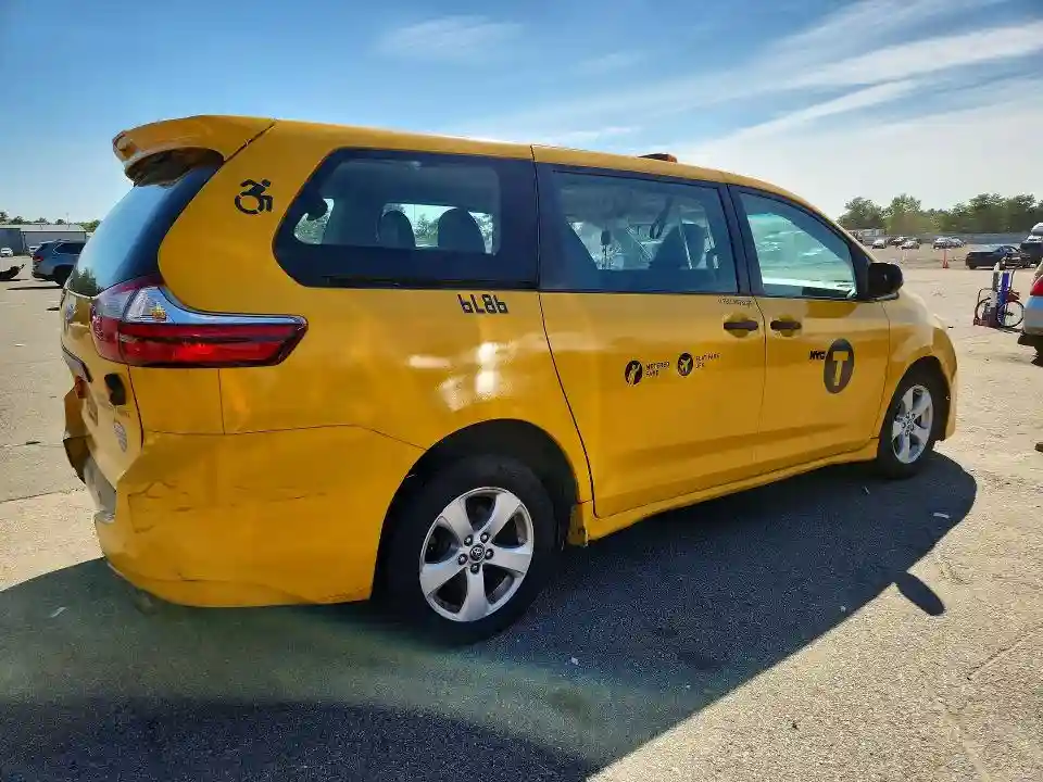 5TDZZ3DC1JS920625 2018 TOYOTA SIENNA-2