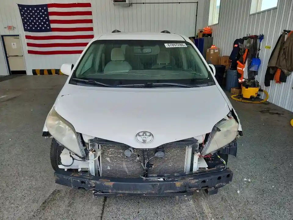 5TDKZ3DC8HS825054 2017 TOYOTA SIENNA-4