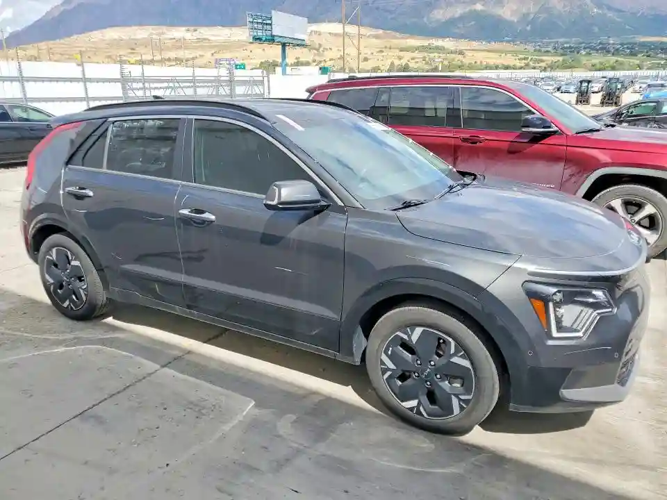KNDCT3L17P5044827 2023 KIA NIRO-3