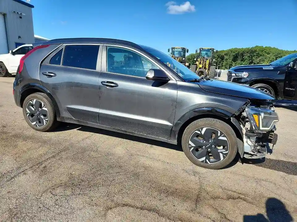 KNDCR3L13P5026713 2023 KIA NIRO-3