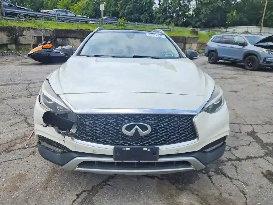 SJKCH5CR0JA054503 2018 INFINITI QX30-4