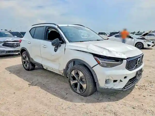 YV4L12UC6T2735551 2026 VOLVO XC40-3
