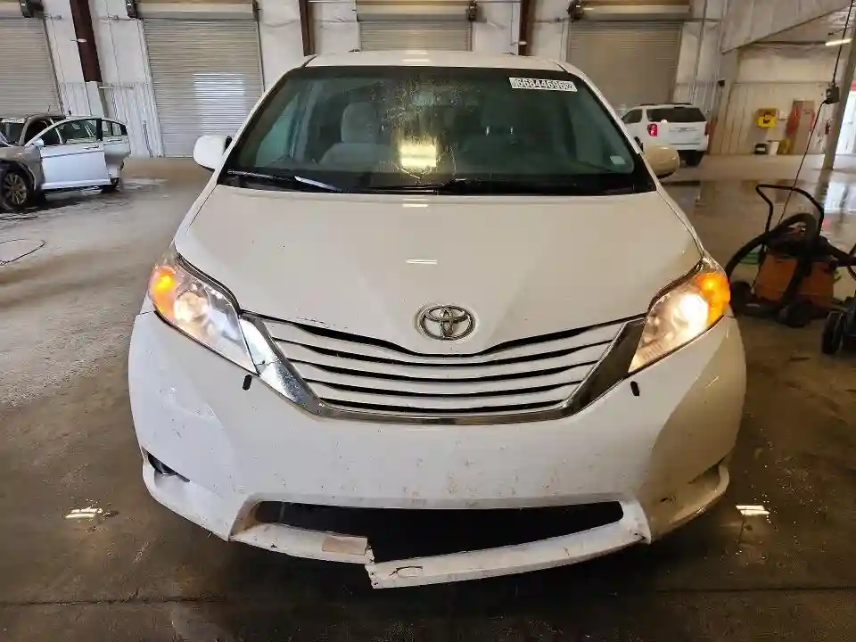 5TDJZ3DC1HS172627 2017 TOYOTA SIENNA-4