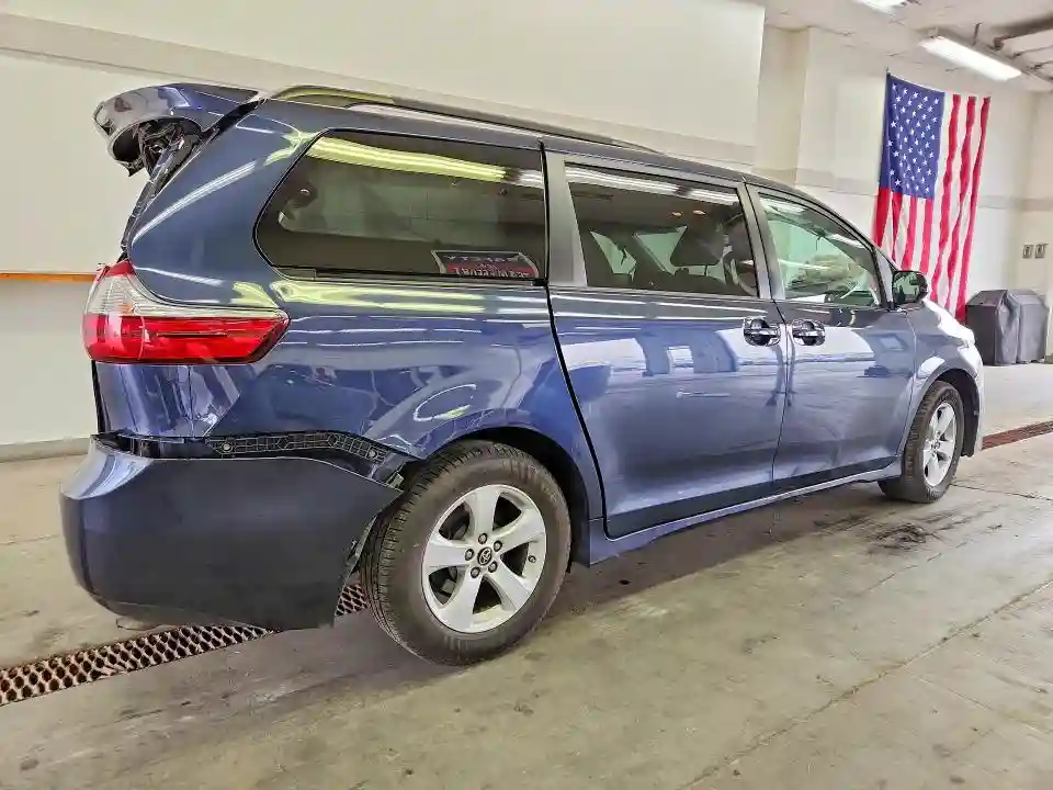 5TDKZ3DC1JS923607 2018 TOYOTA SIENNA-2