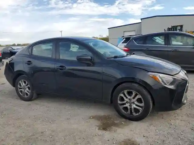 3MYDLBYV9HY196155 2017 TOYOTA YARIS-3
